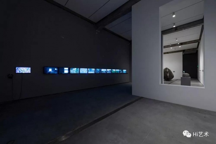“体系的回响1997-2019”展览现场 左侧为《大提速》
