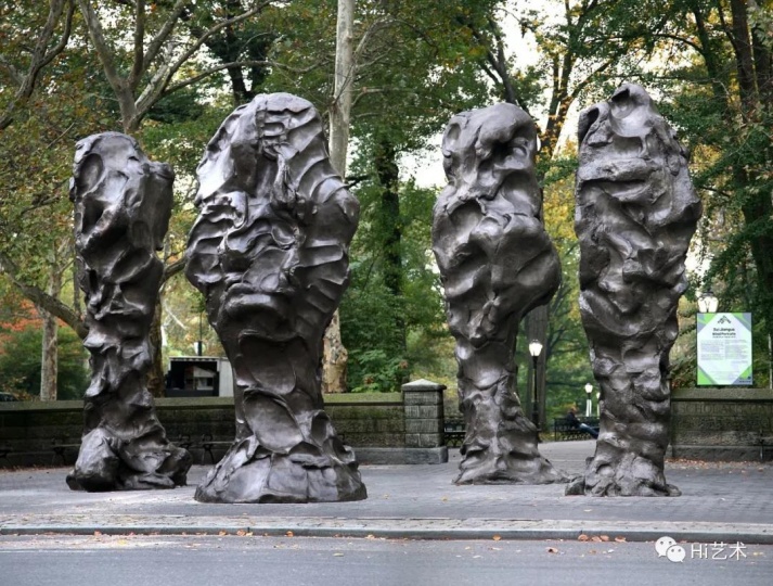 《盲人肖像1#-4#》铸铜 高5米 2014年于纽约中央公园
