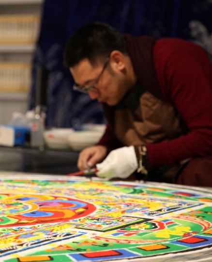 祖古索朗仁波切绘制沙画过程中
祖古索朗仁波切绘制沙画过程中