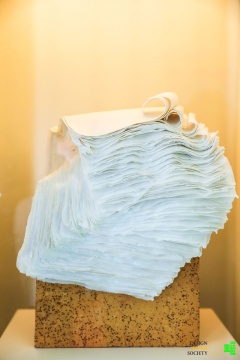 苏献忠 《纸》系列陶瓷
借展:Ting-Ying 画廊,图片提供:设计互联
这件作品看似是堆积层叠的纸张,但实际是一件德化白瓷作品。陶瓷艺术家苏献忠试图通过这件作品测试陶瓷材料的延展性。其中应用了薄胎瓷塑的技法,将白瓷制成薄如蝉翼,而又堆积如山纸张的模样。苏献忠是中国陶瓷艺术大师,高级工艺美术大师,福建泉州市德化县蕴玉瓷庄的第四代传人。
苏献忠 《纸》系列陶瓷
借展:Ting-Ying 画廊,图片提供:设计互联
这件作品看似是堆积层叠的纸张,但实际是一件德化白瓷作品。陶瓷艺术家苏献忠试图通过这件作品测试陶瓷材料的延展性。其中应用了薄胎瓷塑的技法,将白瓷制成薄如蝉翼,而又堆积如山纸张的模样。苏献忠是中国陶瓷艺术大师,高级工艺美术大师,福建泉州市德化县蕴玉瓷庄的第四代传人。