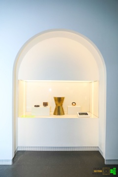 Studio Swine 《Hair Highway》 2014
借展:艺术门画廊,图片提供:设计互联
这是一套以头发和树脂为原材料的新式家居用品,这里展示了其中的3件。中国是世界上最大的头发出口国,也是最大的热带硬木出口国,设计团队将头发与天然树脂结合,以20世纪30年代上海装饰风格为启发,创造了一种色彩斑驳的图案。这种新式材料将东方审美与西方工艺之间完美融合,并设计了一种可持续的创新材料。
Studio Swine 《Hair Highway》 2014
借展:艺术门画廊,图片提供:设计互联
这是一套以头发和树脂为原材料的新式家居用品,这里展示了其中的3件。中国是世界上最大的头发出口国,也是最大的热带硬木出口国,设计团队将头发与天然树脂结合,以20世纪30年代上海装饰风格为启发,创造了一种色彩斑驳的图案。这种新式材料将东方审美与西方工艺之间完美融合,并设计了一种可持续的创新材料。