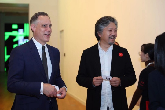 英国V&A博物馆副馆长、首席运营官李傅廷与土楼公社合伙人之一、建筑师刘晓都在展览现场 英国V&A博物馆副馆长、首席运营官李傅廷与土楼公社合伙人之一、建筑师刘晓都在展览现场
