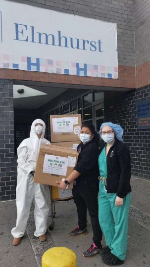 何雨为当地医院捐赠口罩和防护服。两周以来,N95 FOR NYC从中国和美国各界募集的善款与合规物资价值总计达12万6千美元左右,这一数字目前还在不断增加。(图:何雨)
何雨为当地医院捐赠口罩和防护服。两周以来,N95 FOR NYC从中国和美国各界募集的善款与合规物资价值总计达12万6千美元左右,这一数字目前还在不断增加。(图:何雨)