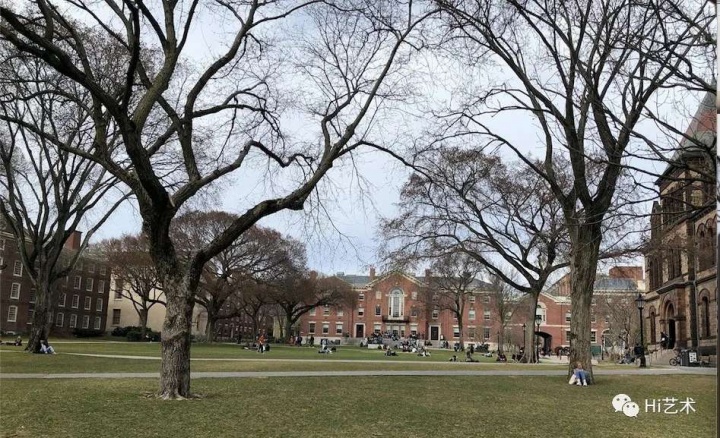 布朗大学放春假(3月21日)之前,校园草坪上还有不少学生。后来疫情形势迅速严峻,学校暂时关门,学生们自春假后至今再未回到校园。(图:周婉京)
布朗大学放春假(3月21日)之前,校园草坪上还有不少学生。后来疫情形势迅速严峻,学校暂时关门,学生们自春假后至今再未回到校园。(图:周婉京)