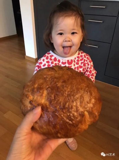 孩子暂时不去托儿所后,寿含章日日亲力照顾。图中是她为女儿烤面包(图:寿含章)
孩子暂时不去托儿所后,寿含章日日亲力照顾。图中是她为女儿烤面包(图:寿含章)