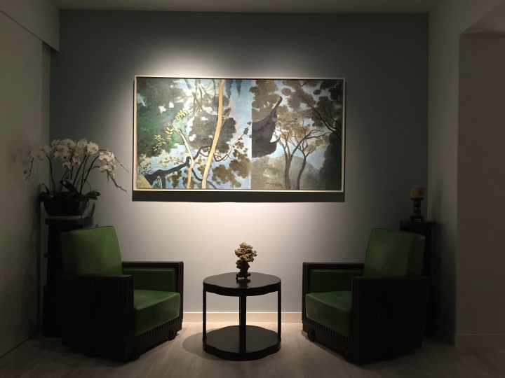 
Laura在上海的家，着地，有花园，闹中取静，她理想中的条件都满足了。家中的白墙和角落里，几乎都是艺术的身影。那些作品与Laura钟爱的Art Deco家具混搭在一起，组合成一个精致耐看的小型美术馆。它们也是Laura二十余年画廊事业图谱的浓缩，职业足迹的佐证。

