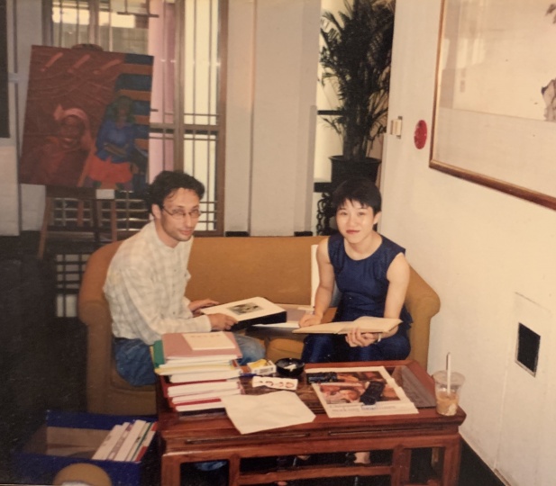 刚加入香格纳时的Laura与它的创始人劳伦斯（左）
