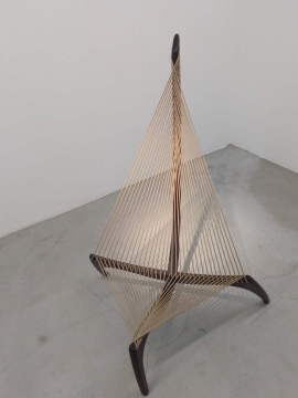 Jorgen Hovelskov (1935-2005丹麦) 竖琴躺椅 133×104×110cm 胡桃木、草绳 1965
Jorgen Hovelskov (1935-2005丹麦) 竖琴躺椅 133×104×110cm 胡桃木、草绳 1965