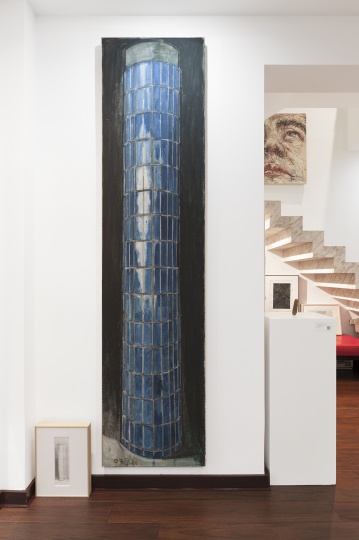 张恩利2007年的作品《柱子》，地上是这幅作品的手稿。
