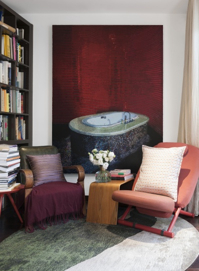 ​主卧的一角是夫妇俩看书阅读的地方，墙上的作品是袁远2010年画的《海伦的浴缸》。