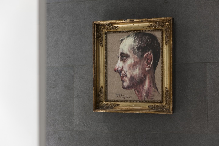 卧室洗手间挂着曾梵志2009年给Andrew画的肖像，Andrew开玩笑说自己的鼻子不是长成这样的。
