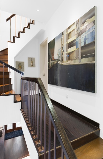 楼梯过道墙上是80后艺术家崔洁2014年创作的《上海华侨大厦》。
