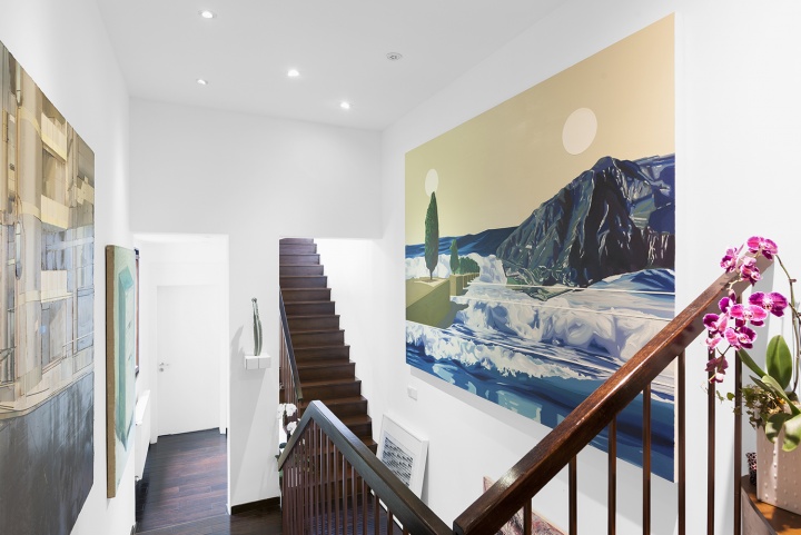 右侧墙面是汪建伟的《寒武纪 No.7》，夫妻俩于2018年西岸艺术与设计博览会上在长征空间购买。
