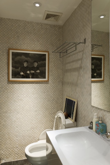 
客房洗手间里挂着王宁德2001年的摄影作品《某一天No.7》，士兵闭着眼睛，似乎比睁眼面对镜头更不真实。“某一天”系列创作于1999-2009年，是王宁德最具代表性的作品之一。
