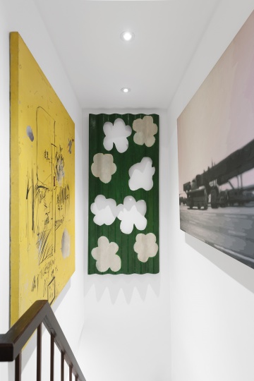 中间是王兴伟2003画在瓦楞板上的作品《华》，右侧是颜磊2002年的作品《上升空间之机场》，左侧是娄申义的作品《明天见》。
