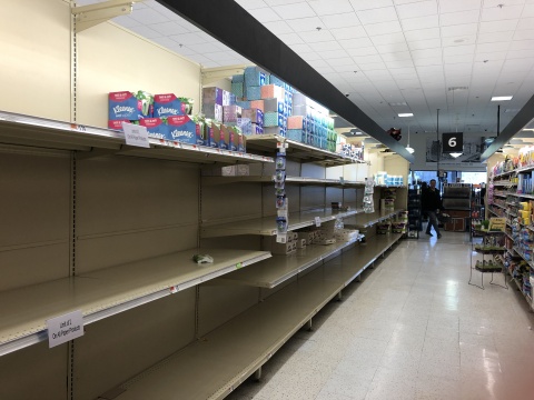 美国罗德岛超市抢购一空的卫生纸
