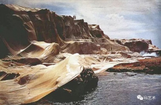 美国艺术家克里斯托和珍妮·克劳德（Christo and Jeanne-Claude）夫妇1969年在澳大利亚悉尼创作的大地艺术作品《包裹海岸》
