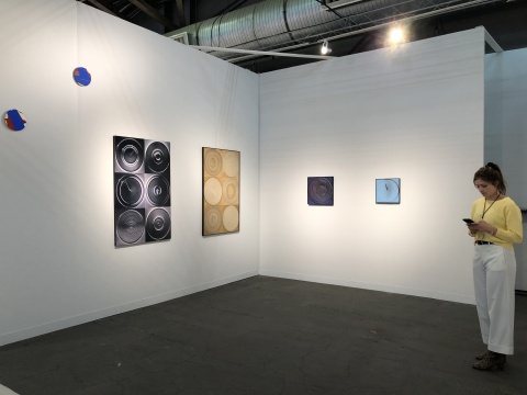 最近在香港开设了新空间的比利时画廊Axel Vervoordt Gallery展位，带来1938年出生的日本先锋艺术家名坂有子（Yuko Nasaka）个展

