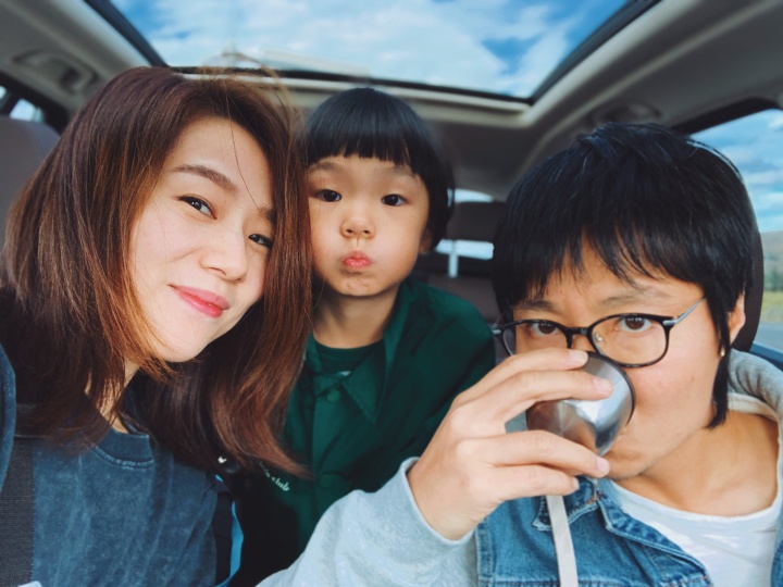 许艺馨和丈夫许宏翔以及俩人的大女儿
许艺馨和丈夫许宏翔以及俩人的大女儿