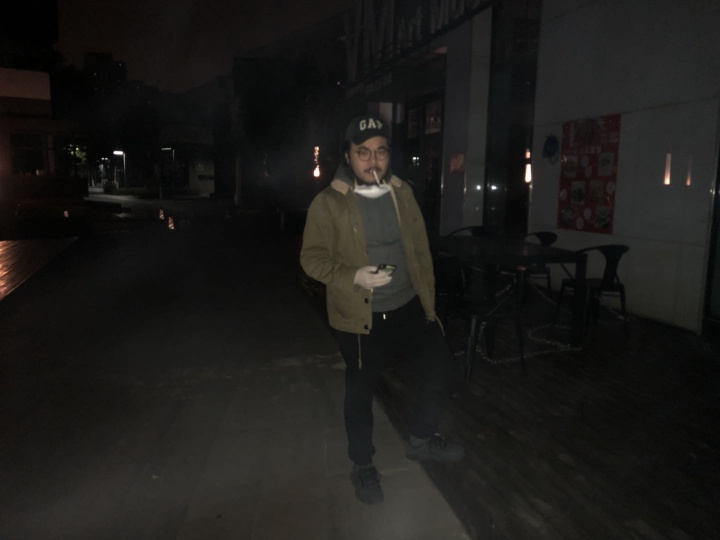 王爽给王祺拍摄的照片,王祺说:“这是我们唯一一次在疫情期间碰面,半夜下楼取菜的时候,隔着5米开外我们把口罩拿下来一起抽了支烟。”
王爽给王祺拍摄的照片,王祺说:“这是我们唯一一次在疫情期间碰面,半夜下楼取菜的时候,隔着5米开外我们把口罩拿下来一起抽了支烟。”
