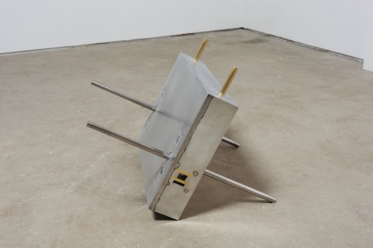 《翻跟头的房子》66×43×11cm 铝合金、黄铜 2020
《翻跟头的房子》66×43×11cm 铝合金、黄铜 2020