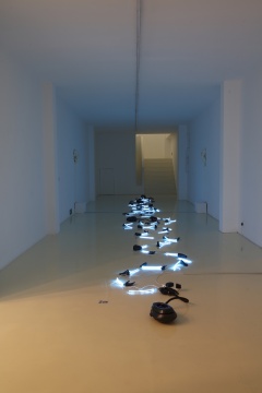 钱泓霖 《傀儡的最后实验》 55.8×26.3×11.1cm 影像雕塑 2019
钱泓霖 《傀儡的最后实验》 55.8×26.3×11.1cm 影像雕塑 2019
