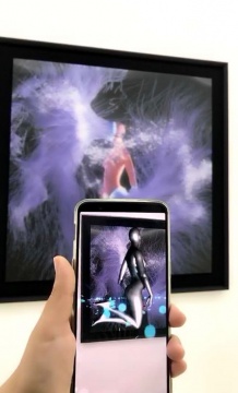 钱泓霖还专门为此次展览开发了一款小程序,站在光栅作品前,观众可以从手机里看到移动变换的金属色躯体。
钱泓霖还专门为此次展览开发了一款小程序,站在光栅作品前,观众可以从手机里看到移动变换的金属色躯体。