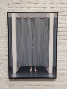 郭警 《试衣间》100×73cm 布面油画 2019
郭警 《试衣间》100×73cm 布面油画 2019
