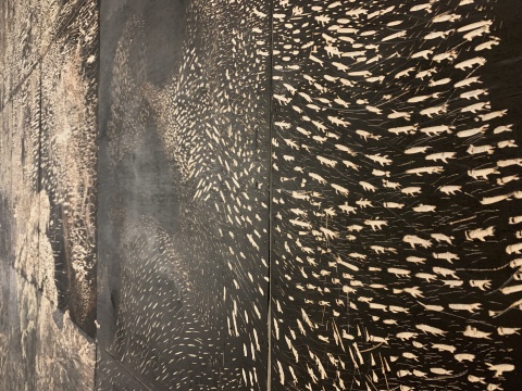 《惊蛰》 500×695cm 木刻板 2020
《惊蛰》 500×695cm 木刻板 2020
