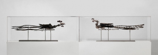 徐冰《铜凤凰》凤:142.9×36.8×38.1cm 凰:141×40.6×54cm 青铜雕塑、铜绿着色 2016至今
徐冰《铜凤凰》凤:142.9×36.8×38.1cm 凰:141×40.6×54cm 青铜雕塑、铜绿着色 2016至今