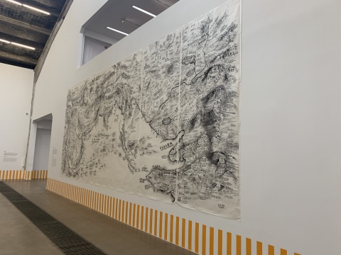 邱志杰《阿拉伯地图》展览现场，画面下橙色的条纹是丹尼尔·布伦作品
