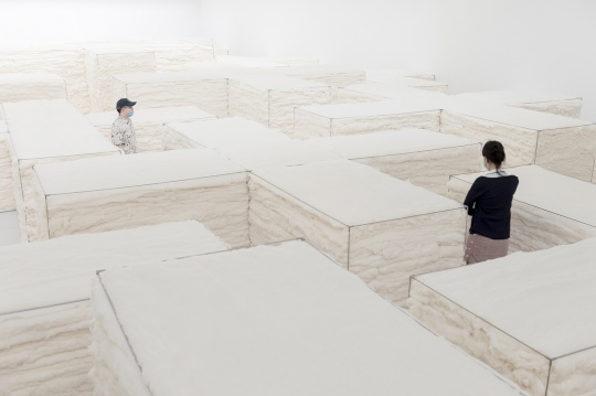 赵赵个展“白色”,当代唐人艺术中心展览现场
赵赵个展“白色”,当代唐人艺术中心展览现场