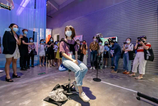开幕现场,首席策展人吴冬雪为媒体讲解作品©X美术馆
开幕现场,首席策展人吴冬雪为媒体讲解作品©X美术馆