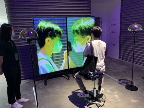 敖乾枥作品,观众可以通过屏幕观看平时自己看不到的侧脸
敖乾枥作品,观众可以通过屏幕观看平时自己看不到的侧脸