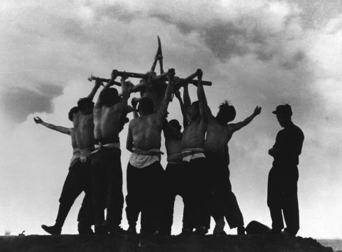 张印泉 《严寒中的青年突击队》 摄影 1958
