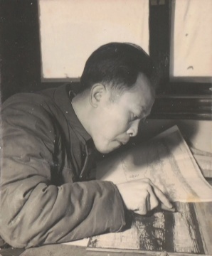古元在创作木刻《拉网》 1957
