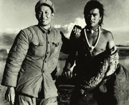 董希文在西藏和藏民在一起 1961
