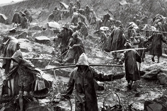 陈勃 《雨越大，干劲越足》 摄影 1958
