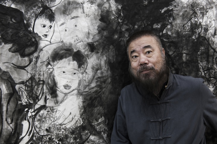 李津在作品前(摄影:董林)
李津在作品前(摄影:董林)