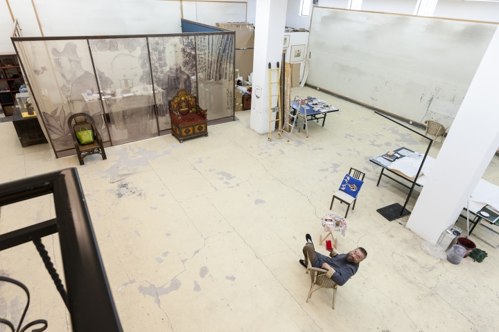 李津在工作室(摄影:董林)
李津在工作室(摄影:董林)