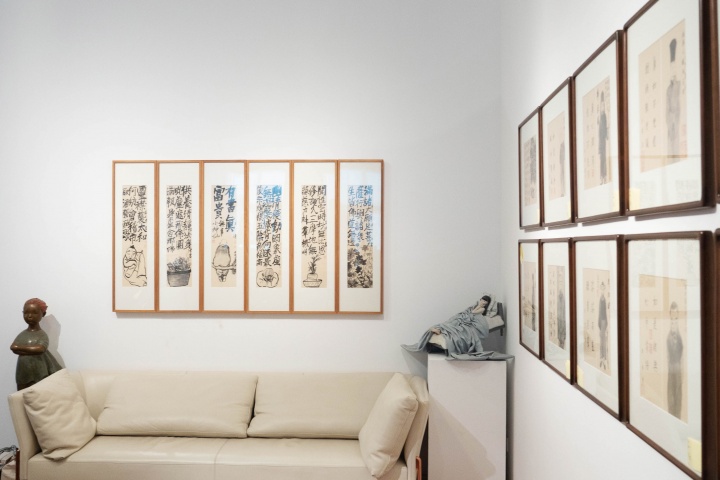 展览现场以李津作品为主角的“会客室“
展览现场以李津作品为主角的“会客室“