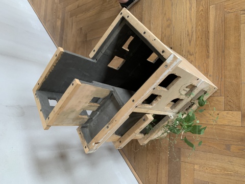 张新宇《有曼陀罗生长的房子》72×45×29.5cm 2019-2020
张新宇《有曼陀罗生长的房子》72×45×29.5cm 2019-2020