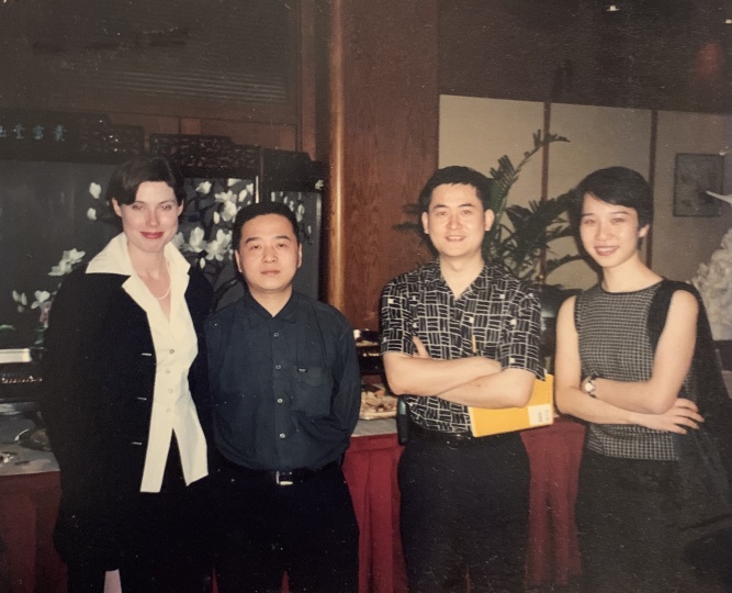 ​Laura与艺术家曾梵志（右二）和魏光庆（左二）