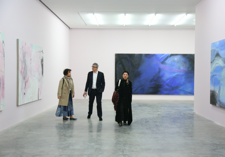 Laura与Jay Jopling(中)在周力白立方伦敦个展上
