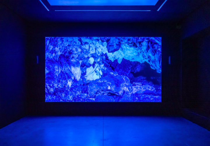 2018年7月18日-8月25日，陈轴在白立方香港空间的项目“蓝洞” &nbsp;&nbsp;© Chen Zhou. &nbsp;&nbsp;Photo © White Cube
