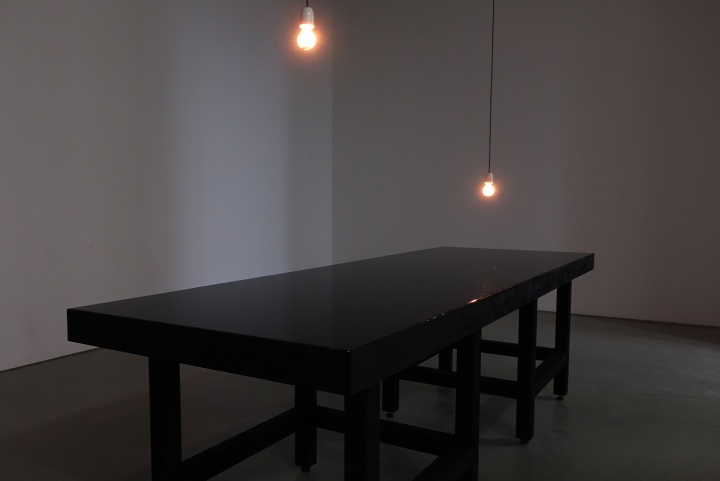 2017年白立方香港空间王功新“轮回”展览现场：装置作品《对话》300x100x89cm 金属制容器式桌面、木制桌腿、发动机 1995
