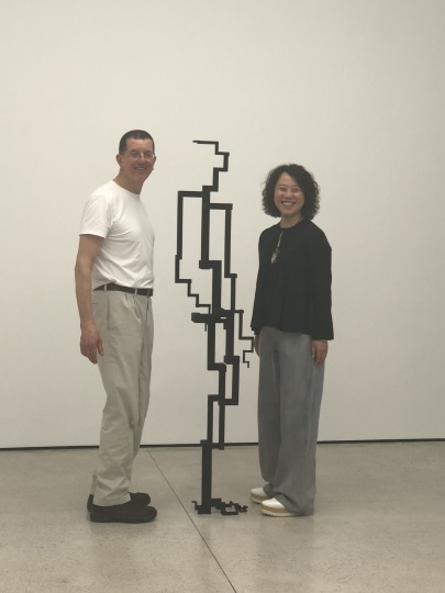 2018年，Laura和安东尼.葛姆雷（Antony Gormley）在其白立方香港空间个展上
