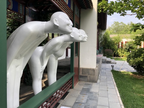 高孝午 《标准时代》 瘦男-103×53×176cm、胖男-125×62×175cm、女-110×150×169cm 玻璃钢 2004
高孝午 《标准时代》 瘦男-103×53×176cm、胖男-125×62×175cm、女-110×150×169cm 玻璃钢 2004