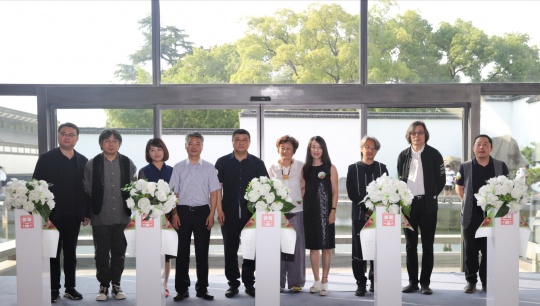 金毛狮,一张皮:梁缨个展 开幕式嘉宾合影 左起:策展人谢晓冬,苏州国画院院长刘佳,苏州市文广旅局博物馆处处长钟芸菲,苏州博物馆馆长陈瑞近,苏州市姑苏区区委副书记、区长徐刚,艺术家梁缨,CCAA中国当代艺术基金会主席及M+希克奖联合主席刘栗溧,全国政协委员、北京画院院长、苏州博物馆艺术顾问吴洪亮,苏州大学博物馆馆长、博士生导师李超德
金毛狮,一张皮:梁缨个展 开幕式嘉宾合影 左起:策展人谢晓冬,苏州国画院院长刘佳,苏州市文广旅局博物馆处处长钟芸菲,苏州博物馆馆长陈瑞近,苏州市姑苏区区委副书记、区长徐刚,艺术家梁缨,CCAA中国当代艺术基金会主席及M+希克奖联合主席刘栗溧,全国政协委员、北京画院院长、苏州博物馆艺术顾问吴洪亮,苏州大学博物馆馆长、博士生导师李超德