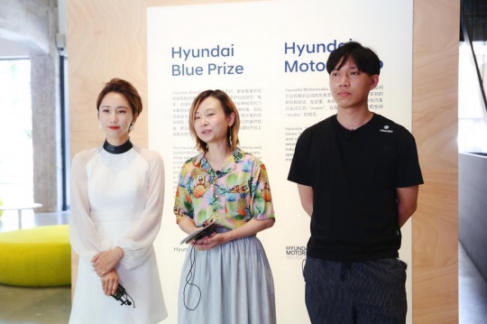 现代汽车文化中心艺术总监徐静（左）与Hyundai Blue Prize 2019“创意能量”获奖者陈旻（中）与张业鸿（右）
